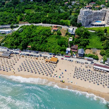 Апартаменти Beachfront A13 *