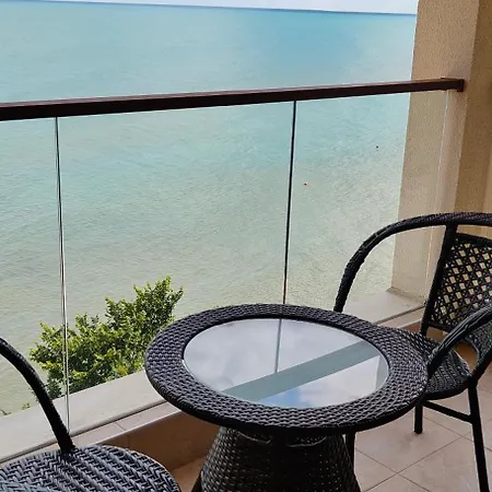 Апартаменти Beachfront A13